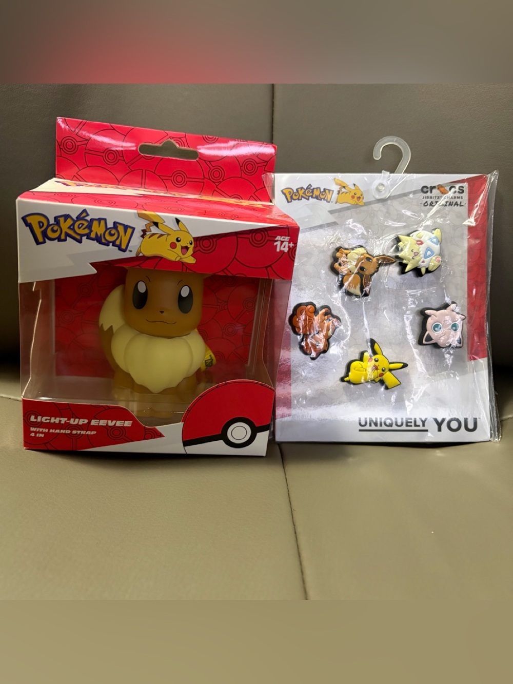 NEW Pokémon LOT EEVEE 3.5" LIGHT-UP FIGURE W/HAND STRAP +5 POKEMON JIBBITZ CROCS